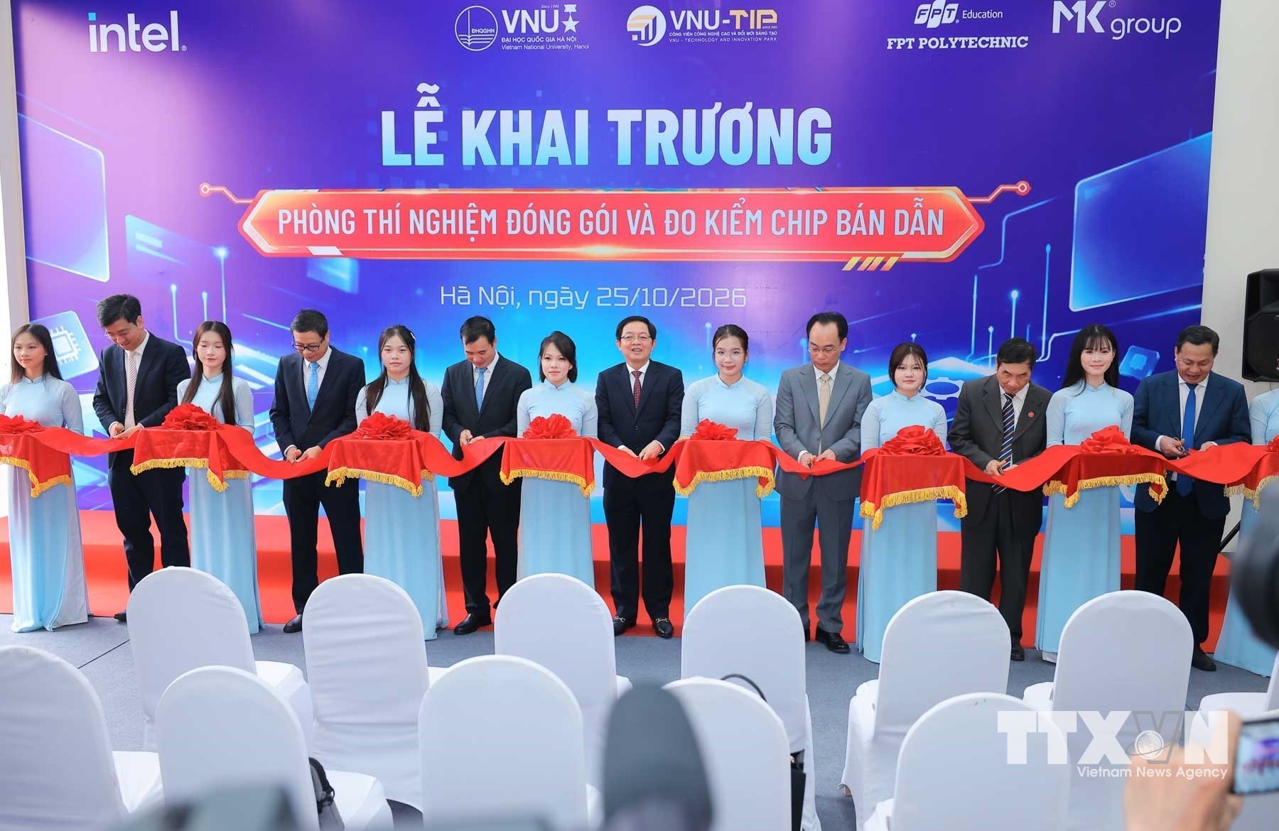 Phó Thủ tướng Hồ Quốc Dũng và các đại biểu cắt băng khánh thành "Phòng thí nghiệm đóng gói và đo kiểm chip bán dẫn". (Ảnh: Hoàng Hiếu/TTXVN)